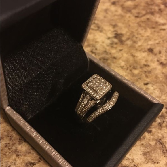 Zales 1/2 ct princess cut size 7 bridal set - Picture 2 of 9